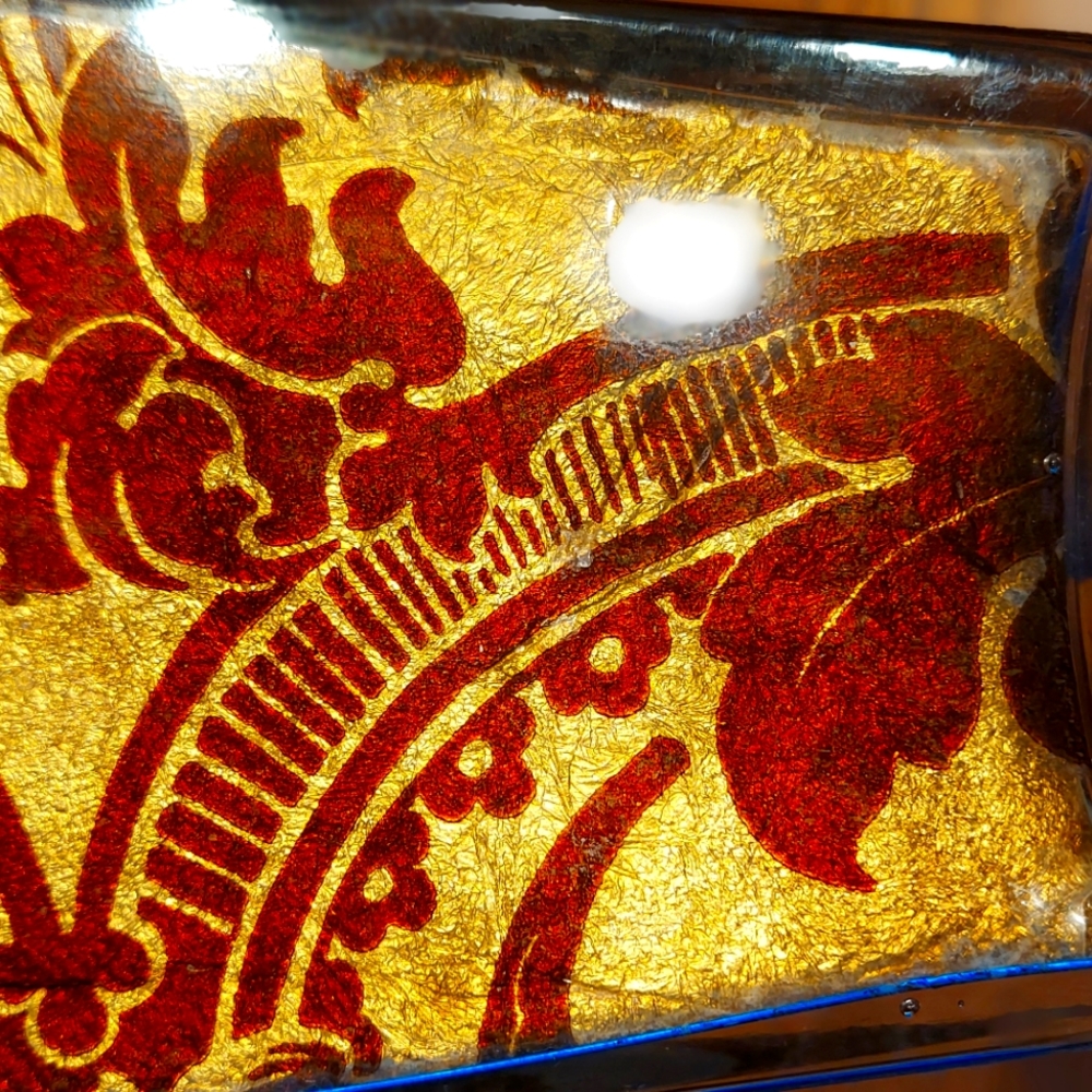 Shimmering gold and brown glass decor.